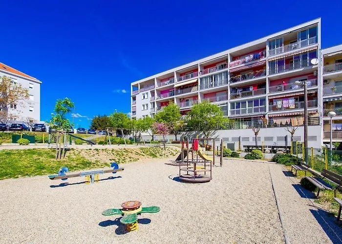 With A Parking Space - 13187 * Split